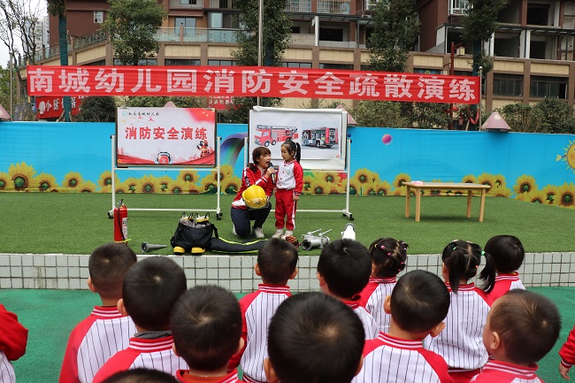 教师带幼儿认识消防器材（吴薇）.jpg