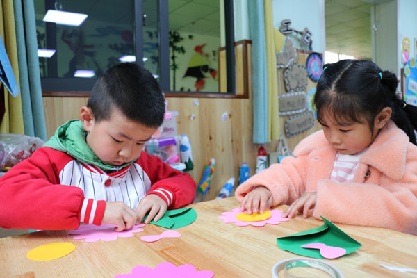 原图：幼儿认真做手工（吴薇）.JPG