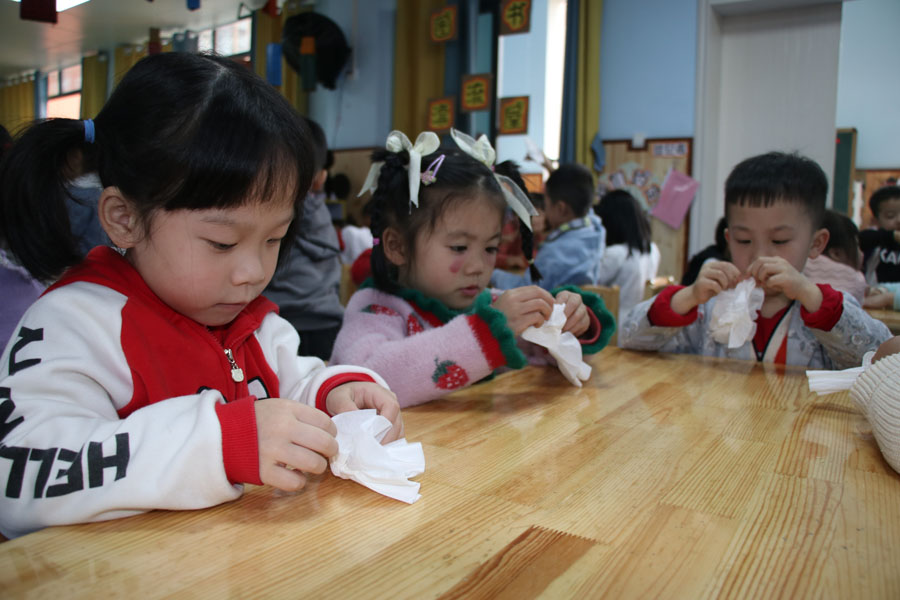 原图：幼儿做小白花（吴薇）.jpg