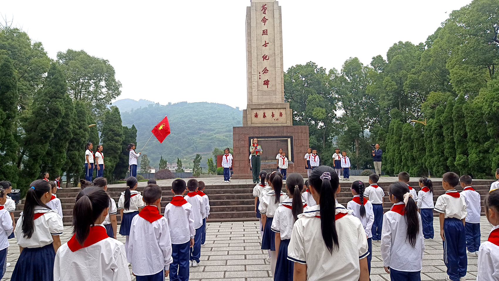 校外辅导员、叙永县革命历史纪念馆讲解员肖丽娟讲话.jpg