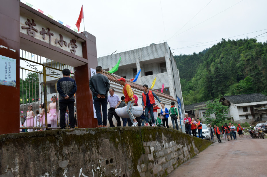 分水镇这个偏远村小六·一迎来一群大朋友,还送来新校服和学习用品